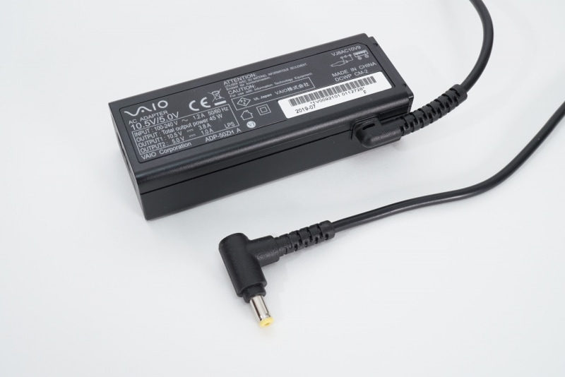 旧SX14のACアダプタ(40W出力)。総出力は45Wだが、充電用Type-Aポートがあり、そこで5Wを使っている
