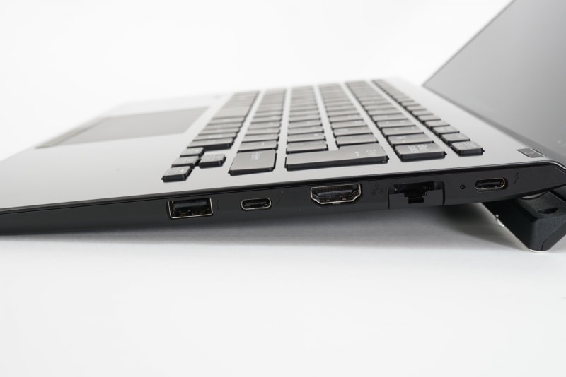 新SX14の右側面。USB Type-C(Thunderbolt 4)が2基ある
