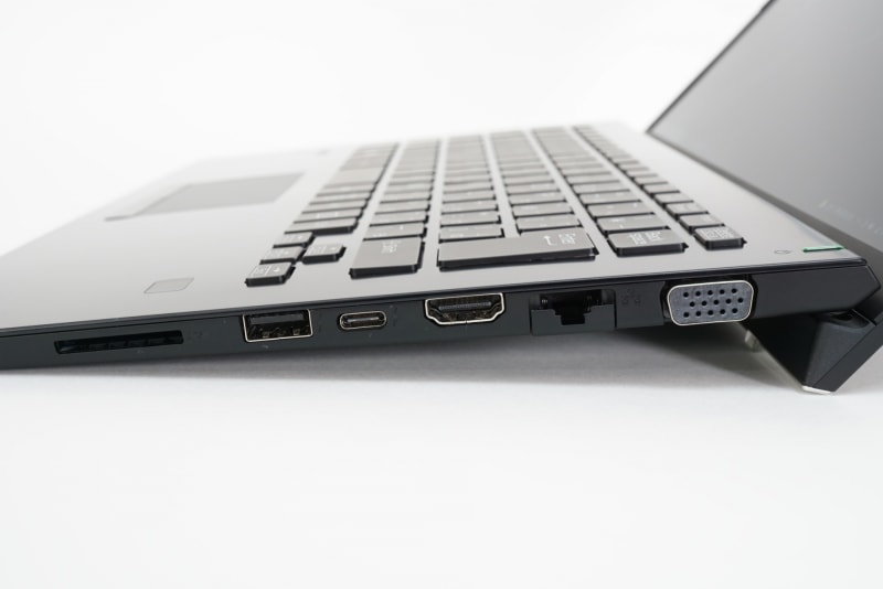 旧SX14の右側面。USB Type-C(USB 3.1)は1基のみ