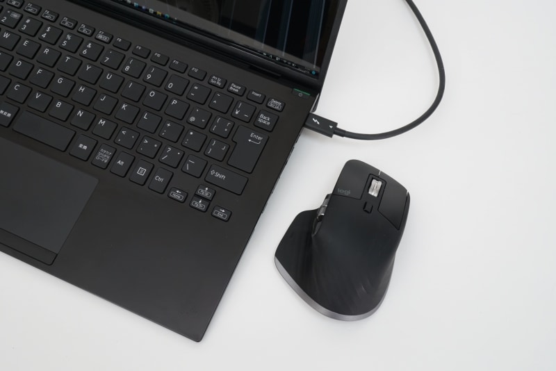 新SX14ではUSB Type-Cが奥側に移動したため、ケーブルが邪魔になりにくい