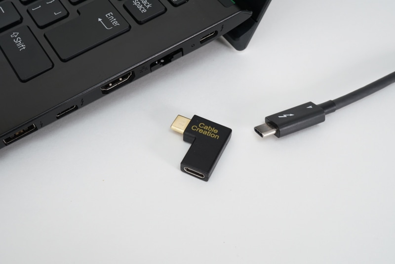 L型のType-C変換アダプタを使うとケーブルの干渉をより減らせる