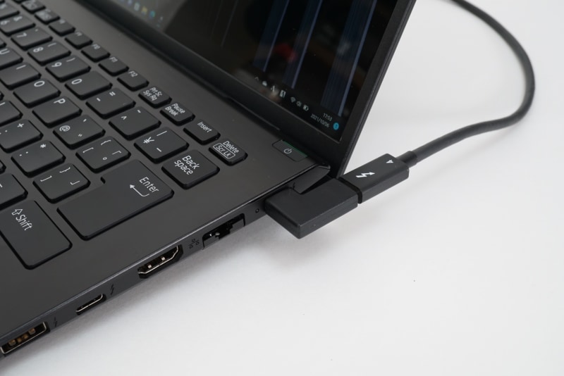 L型のType-C変換アダプタを使うとケーブルの干渉をより減らせる