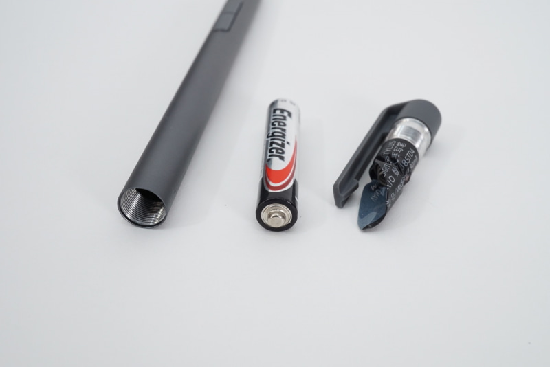 単6形乾電池で動作する