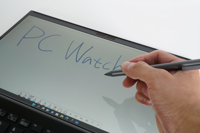 スタイラスペンの書き心地は良好。VAIO Zから引き継いだ回転表示機能(Fn+2)を押すことで、対面の相手に即座に内容を見せることも