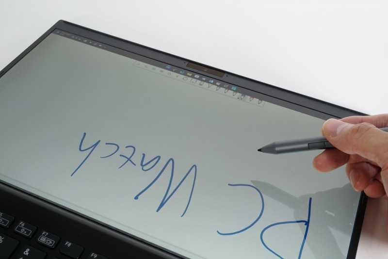 スタイラスペンの書き心地は良好。VAIO Zから引き継いだ回転表示機能(Fn+2)を押すことで、対面の相手に即座に内容を見せることも