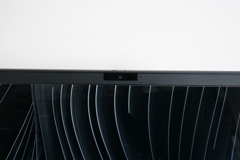 新SX14のカメラは旧モデルとさして性能は変わらない。筆者の室内の配置だと、天井のシーリングライトで逆光になるため、かなり顔が暗く写る。といっても、USBのWebカメラの方では適正な露出で明るく表示するので、単純にカメラの性能が低いのだろう