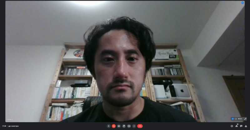 新SX14のカメラは旧モデルとさして性能は変わらない。筆者の室内の配置だと、天井のシーリングライトで逆光になるため、かなり顔が暗く写る。といっても、USBのWebカメラの方では適正な露出で明るく表示するので、単純にカメラの性能が低いのだろう