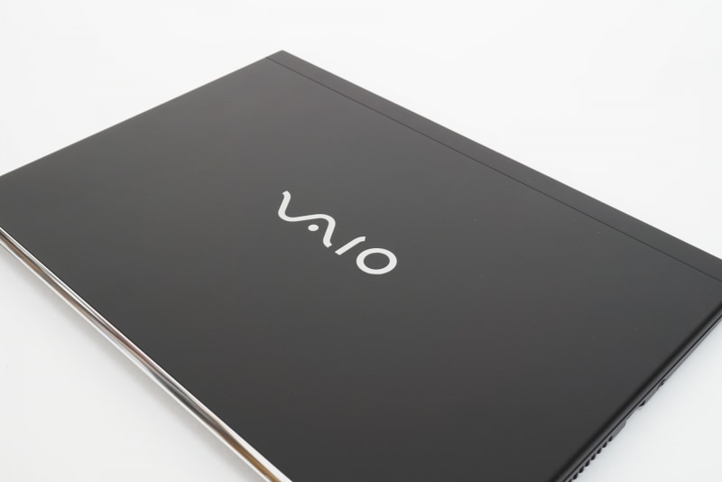 新SX14の天板。VAIOのロゴが旧モデルよりも少し小さくなった