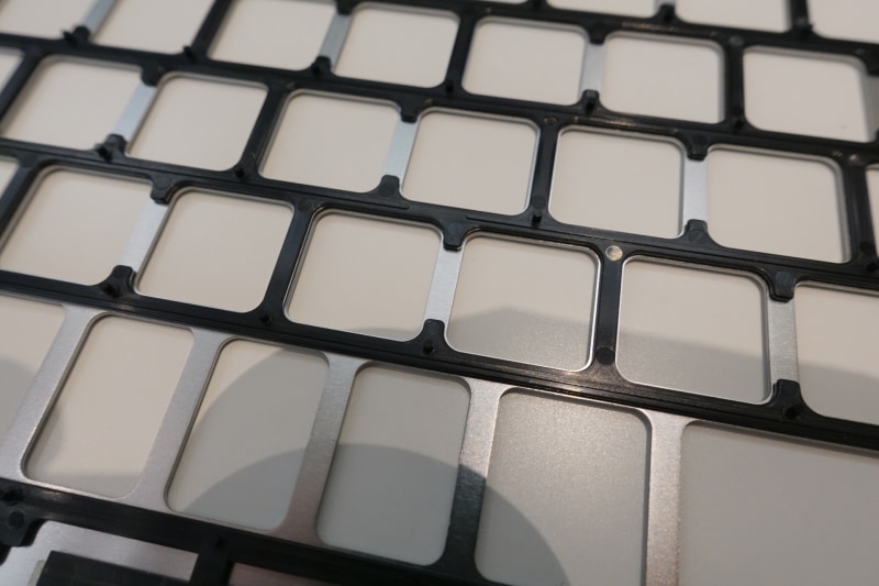 新SX14のキーボードのフレーム(左)は一部の樹脂が取り除かれている