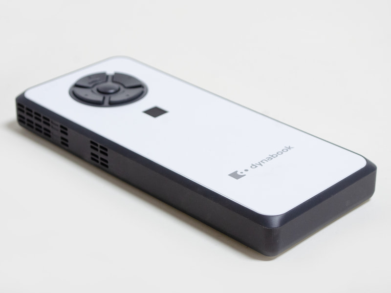 左/下。左側面は放熱用のスリット。下側面は何もない