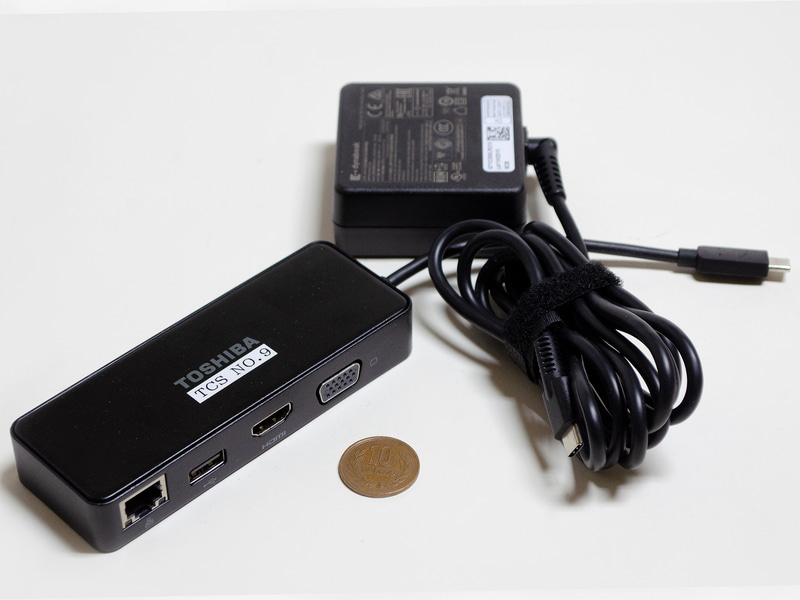 ポート拡張アダプタUSB Type-C 2とACアダプタ。ドックはEthernet、Type-A、HDMI、ミニD-sub 15pin、裏にType-C。ACアダプタはサイズ約6×6×2.7cm、重量210g、出力5V/3A、9V/3A、15V/3A、20V/3.25Aの65Wタイプ