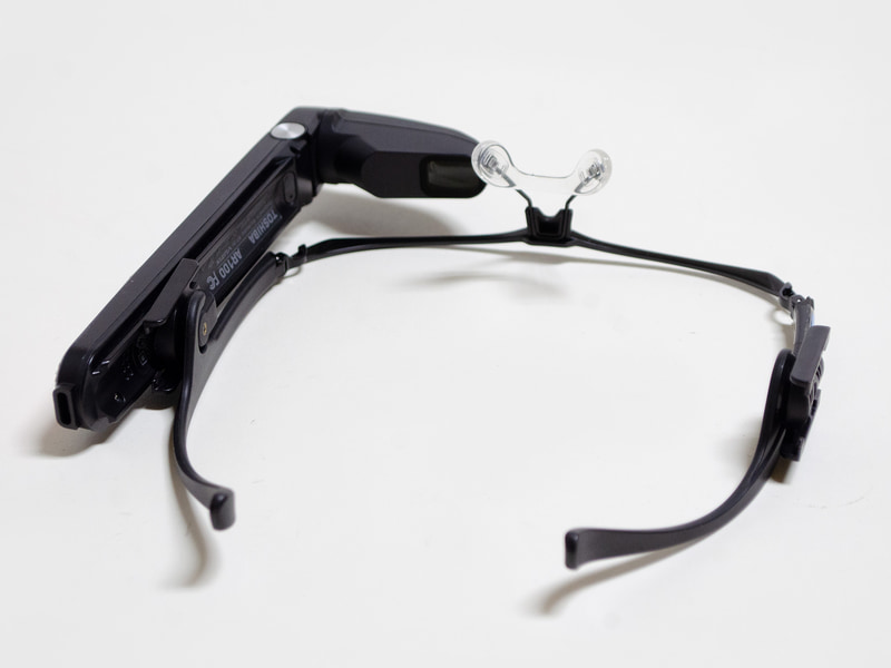 AR100(3/4)。メガネフレームの前、本体側に小さいディスプレイがある。接続はType-C