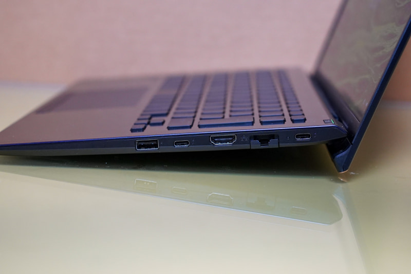 USB-A、USB Type-C(Thunderbolt 4)、HDMI、Gigabit Ethernet、USB Type-C(Thunderbolt 4)