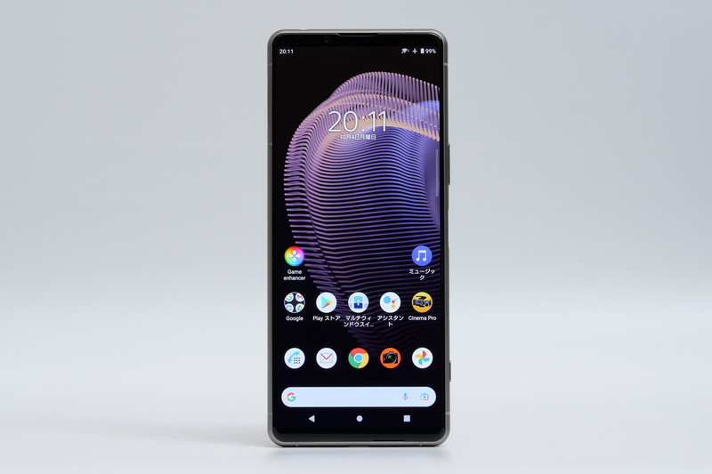 Xperia 5 III正面。従来同様に4辺狭額縁仕様となっており、表示領域は十分な広さがある