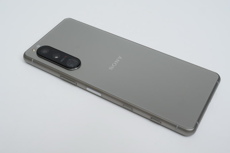 側面にはメタルフレームを採用し、ディスプレイ面、背面には強化ガラスを採用。側面はなだらかなカーブで、手に持ってもゴツゴツとした印象は少ない