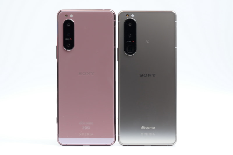 Xieria 5 II(左)との背面の比較。カメラが大きくなっている以外は、デザインは大きく変わらない