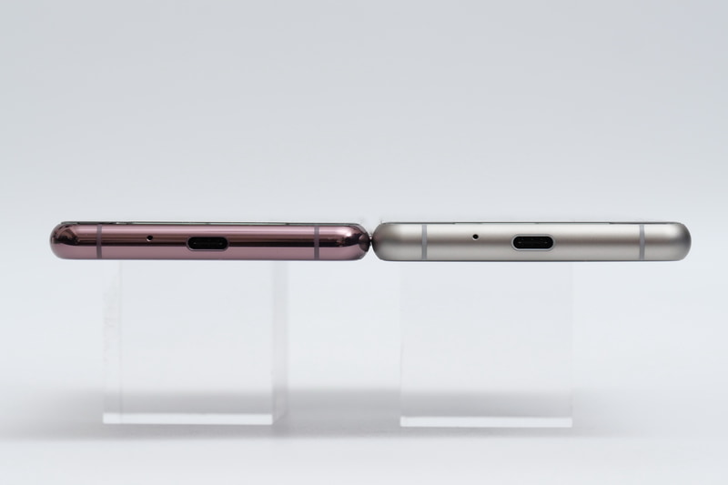 Xperia 5 II(左)との厚さの比較。Xpera 5 III(右)が0.2mm厚くなっているが、こちらもほとんど差が分からない