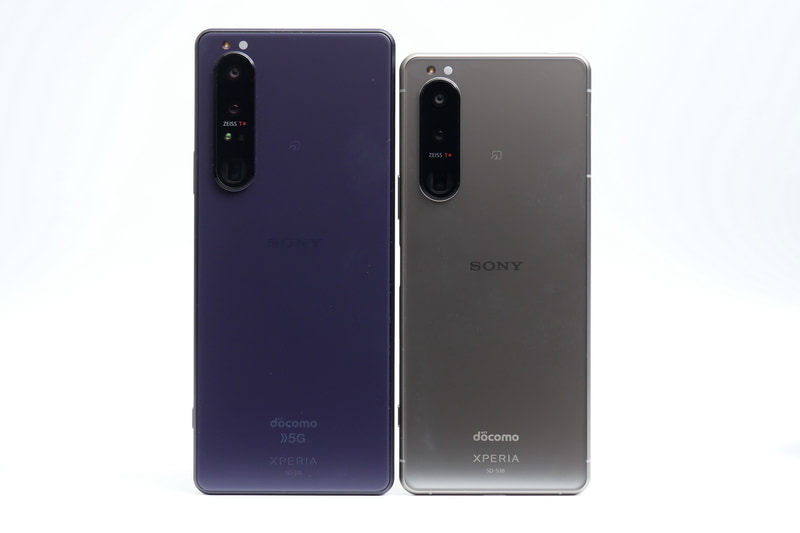 Xperia 1 III(左)との背面の比較。こちらからもデザインコンセプトがほぼ同じことがよくわかる