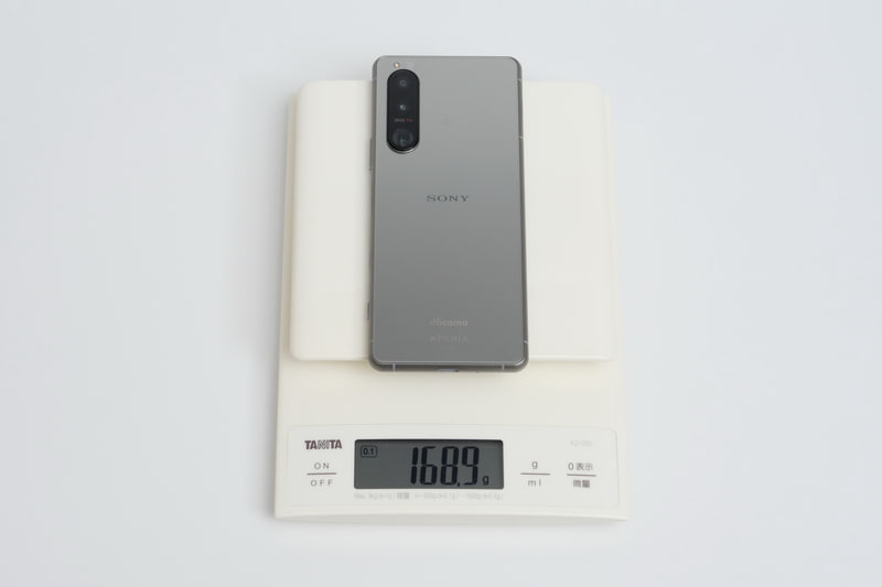 Xperia 5 IIIの実測の重量は、SIM被装着時で168.9gだった。実際に手に持つと、Xperia 5 IIとの違いはほとんど感じなかったが、Xperia 1 IIIとは重さの違いをはっきり感じられる