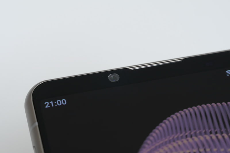 前面カメラはディスプレイ上部ベゼル内に配置されており、ディスプレイには切り欠きやパンチホールがない