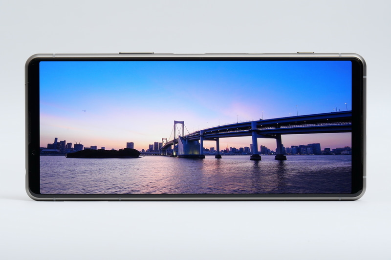 Xperia 5 IIIは、従来モデル同様の、アスペクト比21:9、フルHD+表示、HDR表示対応の6.1型有機ディスプレイを採用