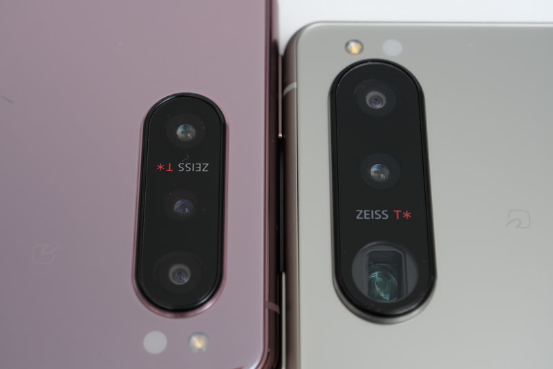 Xperia 5 II(左)の背面カメラと比べると、ユニット自体がかなり大きくなっていることがわかる