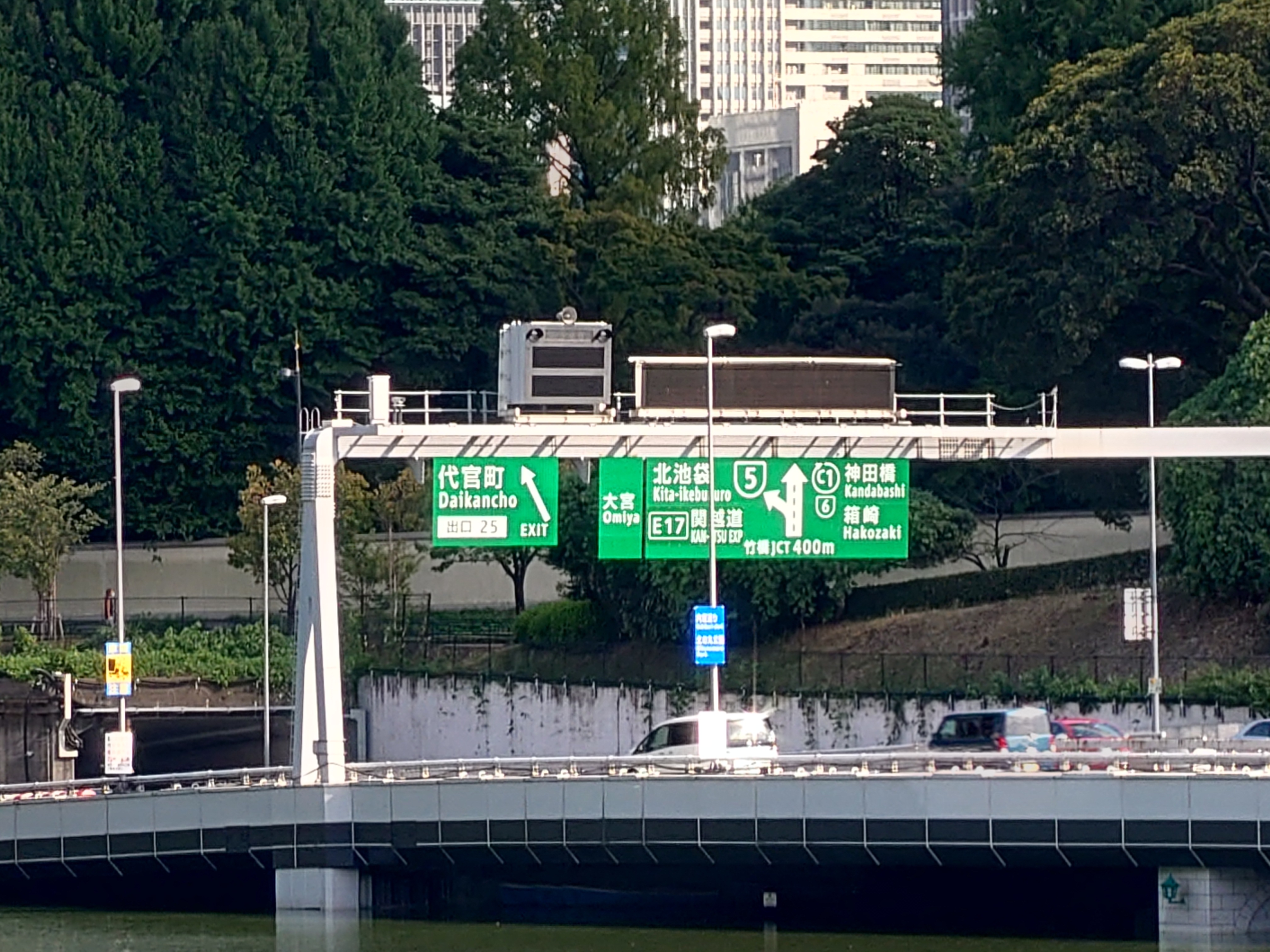 望遠・12.5倍(4.4倍望遠＋デジタルズーム)で撮影