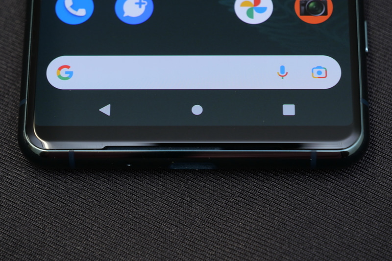 ディスプレイの上部と下部にフロントステレオスピーカ「フルステージステレオスピーカー」を搭載し、ソニー独自の立体音響技術「360 Reality Audio」に対応