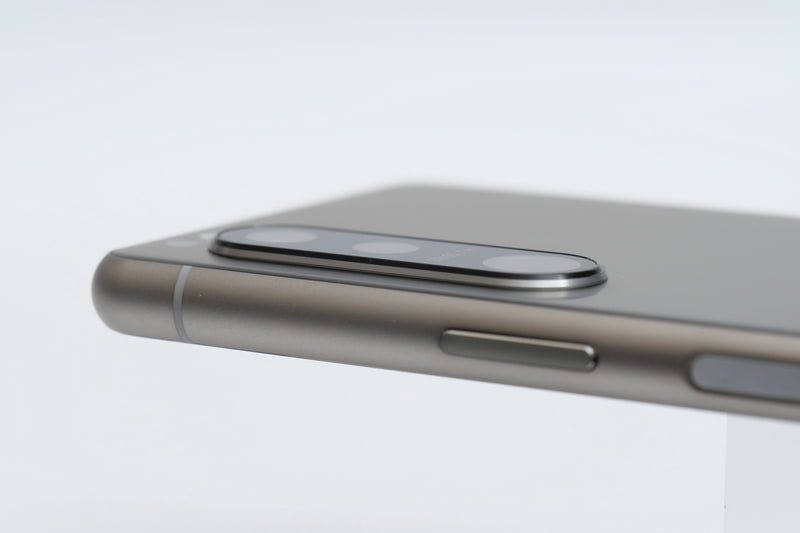 背面カメラユニットは筐体から1.5mmほど飛び出している