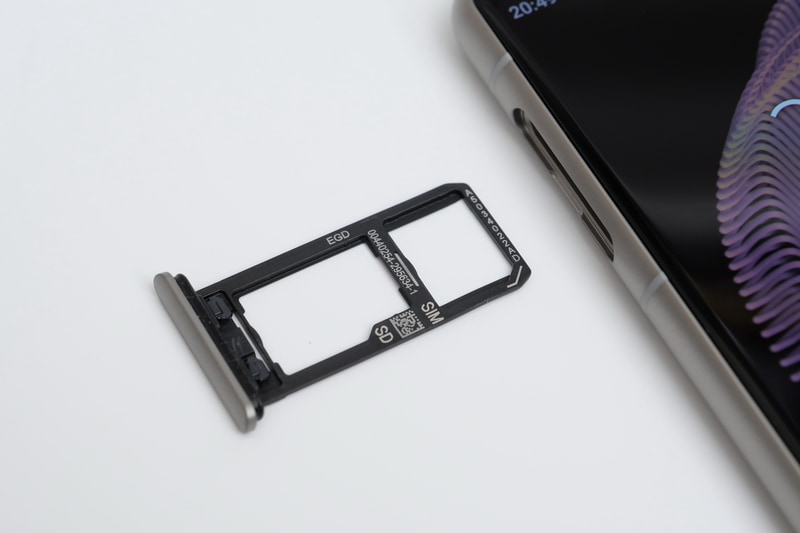 左側面にはnano SIMおよびmicroSDカードを装着できるトレイを配置