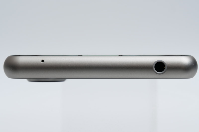 上部側面に3.5mmオーディオジャックを配置