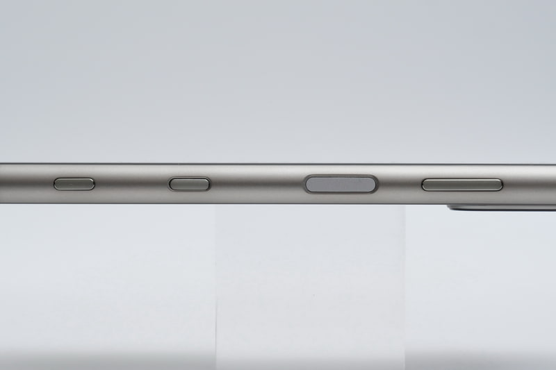 物理ボタンは右側面に集約。本体上(写真では右)から順にボリュームボタン、指紋認証センサー一体型電源ボタン、Googleアシスタントキー、シャッターボタンが並ぶ