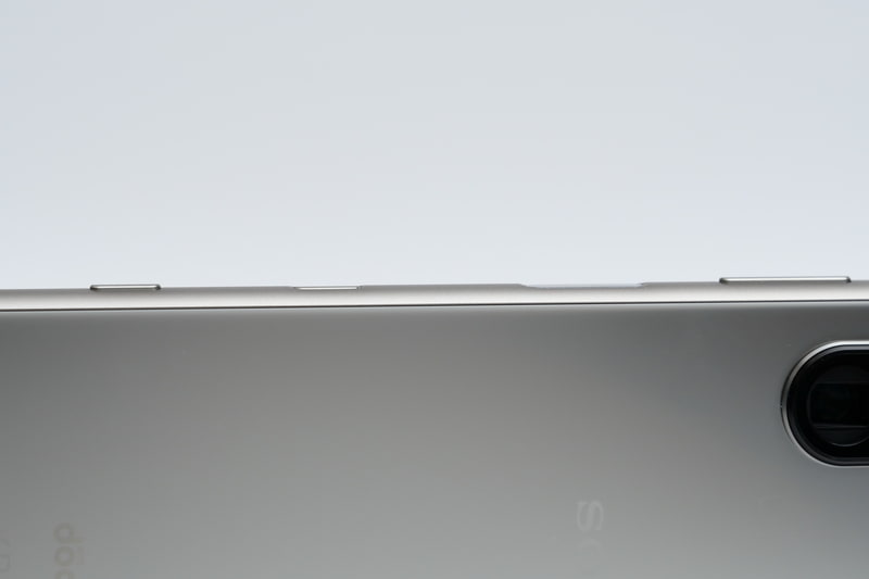 電源ボタンとGoogleアシスタントキーは側面より奥まった部分に配置されているため、側面を挟んで固定するタイプのスタビライザーなどの装着も問題ない