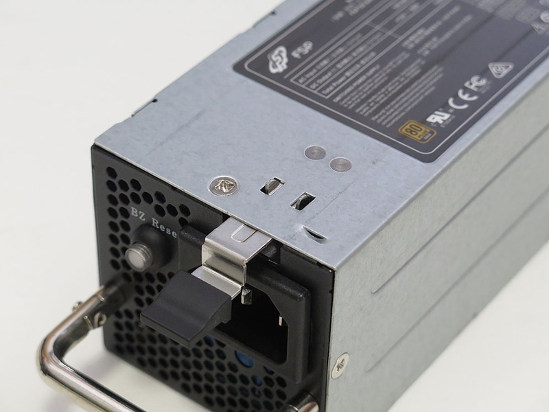 取り付けると爪で固定される。取り外す際はレバーを押し下げる