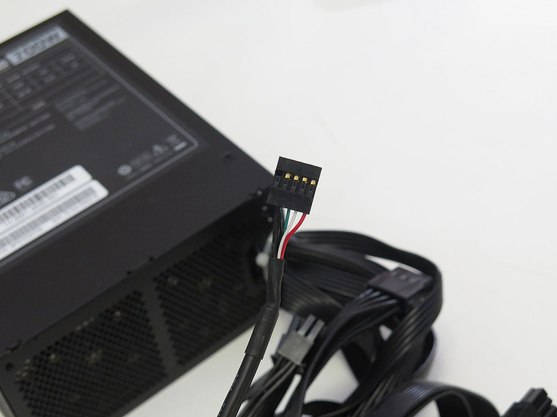 USBポートピンヘッダ接続用コネクタ。これをマザーボードと接続すれば監視できる