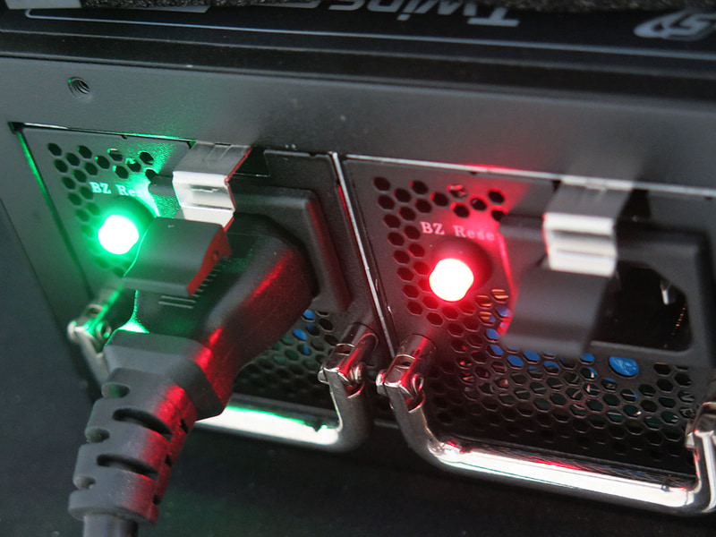 故障やケーブルによる給電が行なわれていない際は赤に光る