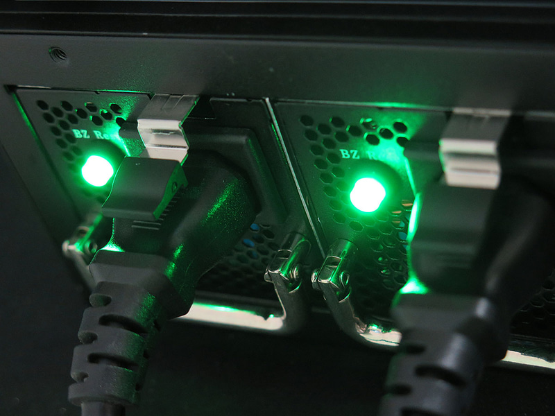 両方正しく接続し、問題がなければ後部のLEDが緑色に光る