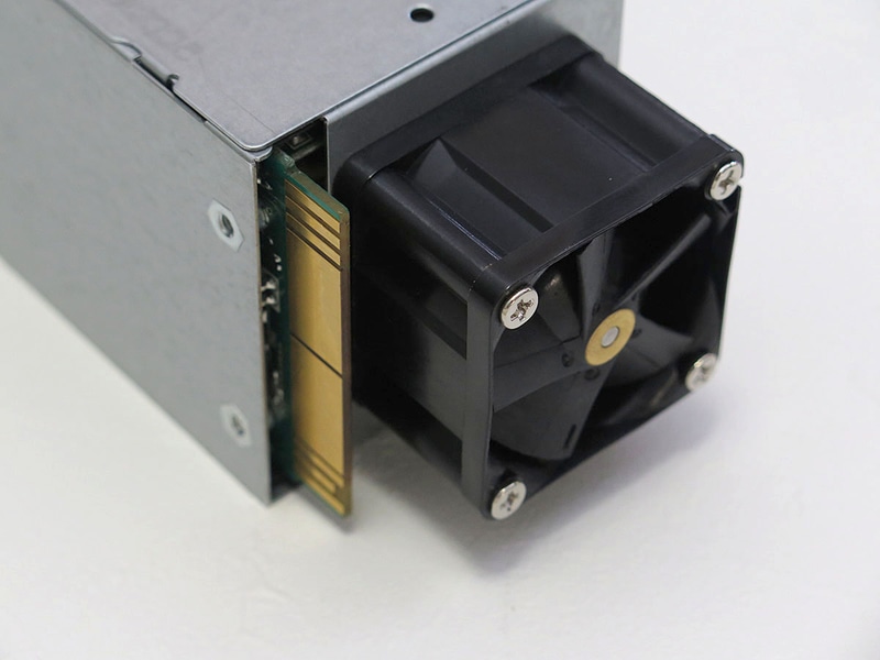 モジュール側はファンがむき出しとなっている