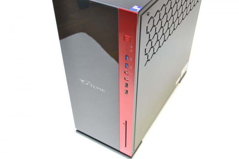 レッドのプレート部分に、電源ボタンや端子、DVDスーパーマルチが並ぶ