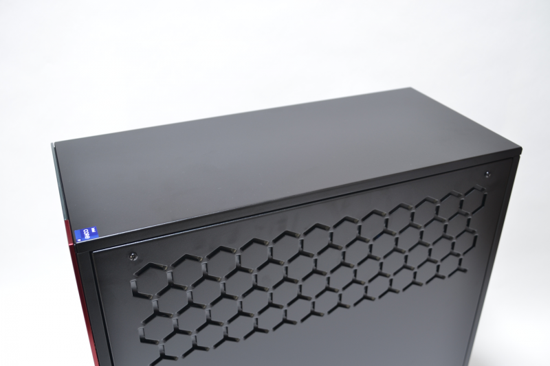 天面はフラットで、端子類や穴は一切ない