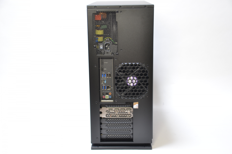 背面もほぼ一面ブラック。大型のケースファンが見える
