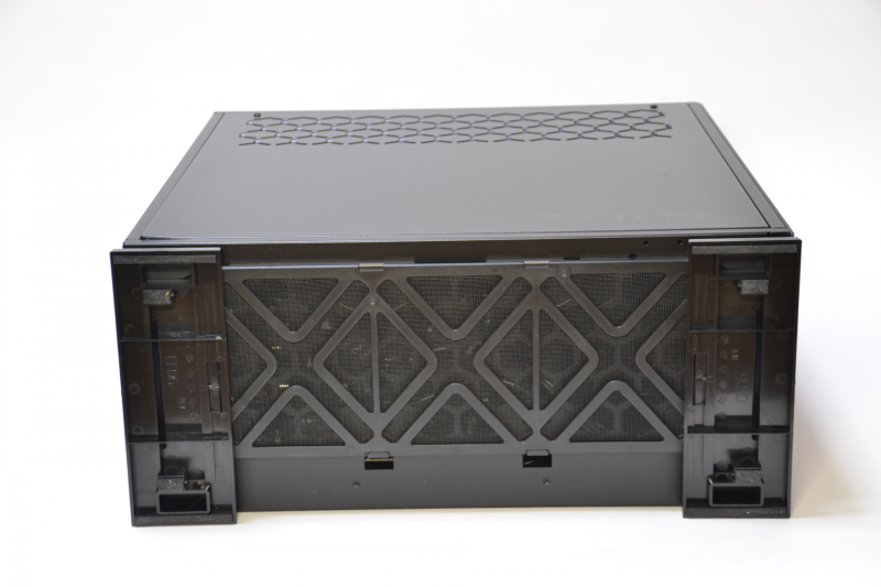 底面は大きく空いており、取り外せるメッシュカバーが装着済み