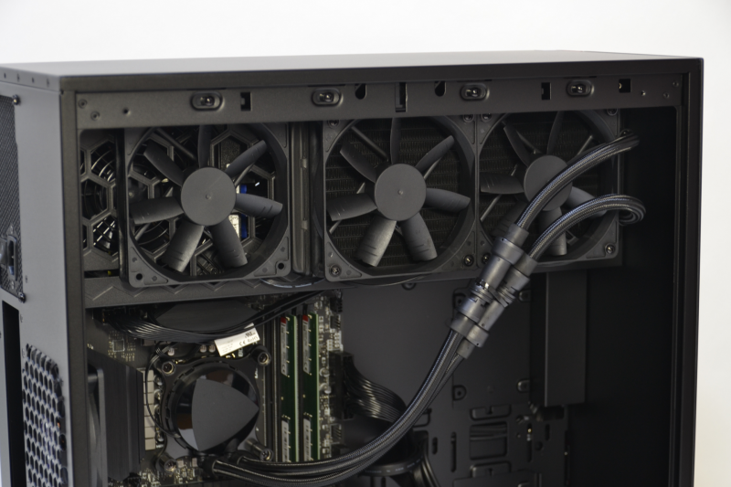上部にはCPU冷却用の240mmラジエータと2基のファンがあり、さらに並んでもう1基ファンが取り付けられている