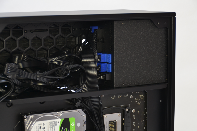 電源もブラック。メーカー名やスペックは見えない