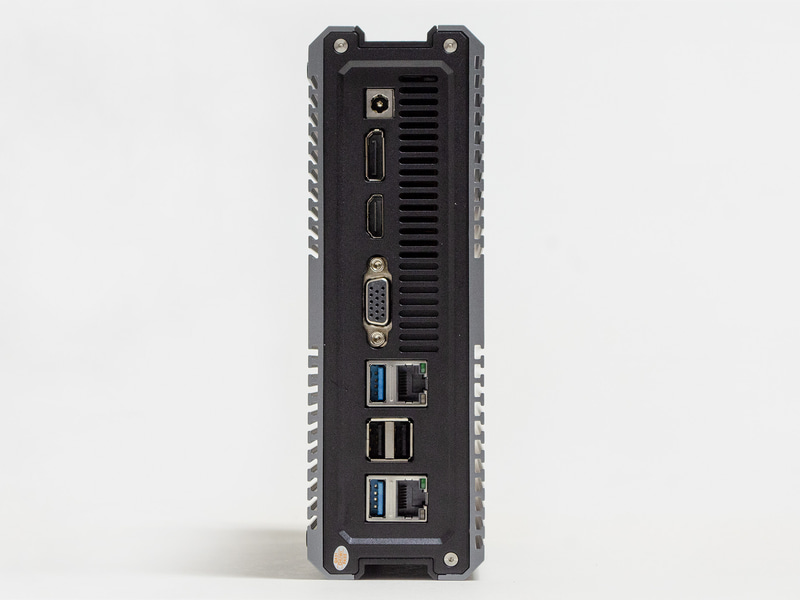 背面は電源入力、DisplayPort、HDMI、ミニD-Sub15ピン、USB 3.0 Type-A、Ethernet、USB 2.0 Type-A×2、USB 3.0 Type-A、Ethernet