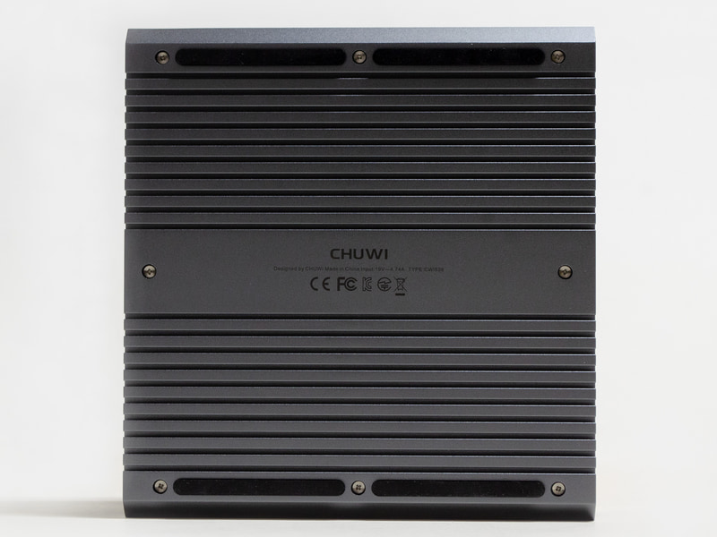 横から(右側)。ゴム足と8つのネジ。ここと背面側の2つのネジを外せば内部にアクセスできるが、後者の一方が封印シールで塞がれているため、今回内部写真は見送った