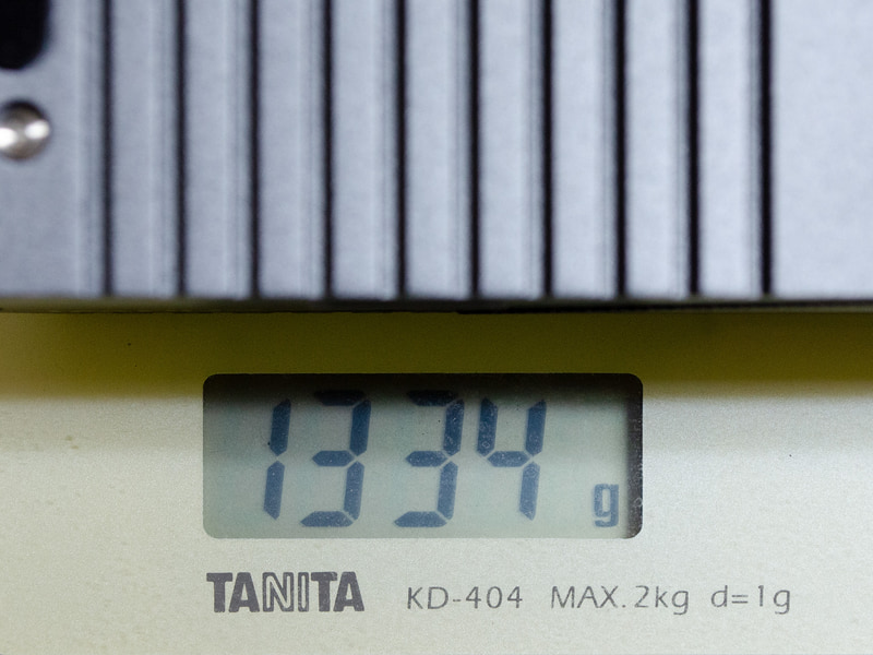重量は1,334g
