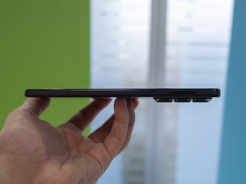 右側面。音量ボタンと電源兼指紋認証センサー