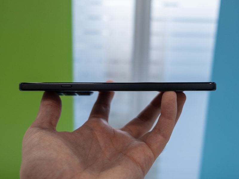 左側面。Googleアシスタントが呼び出せる「Googleアシスタントキー」