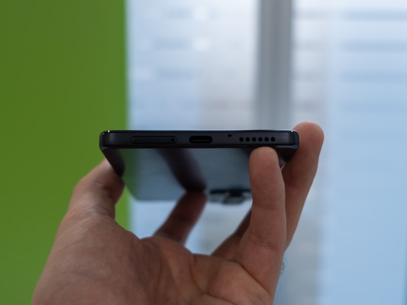 底面。USB 2.0 Type-CとSIMカードトレイ